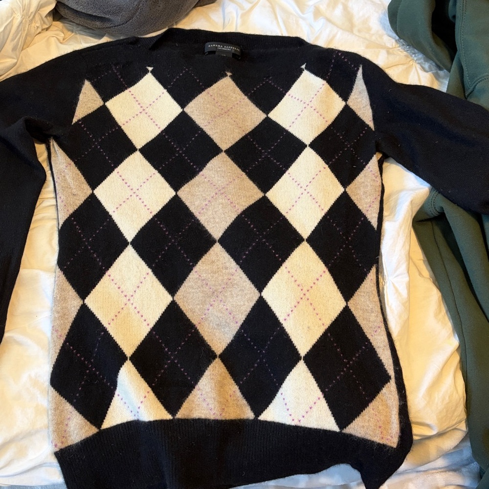 Banana Republic Black and Cream Argyle cashmere Crewneck Sweater